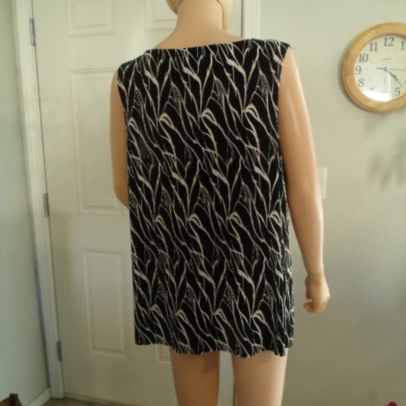 Theo - 2X Black n White Ribbed Sleeveless Blouse - Picture 5 of 5